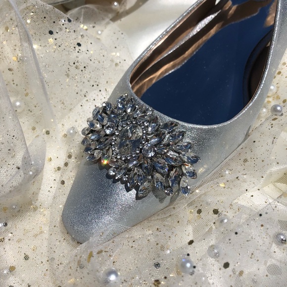 Badgley Mischka Silver Metallic Kitten Heeled Pumps - Picture 2 of 16